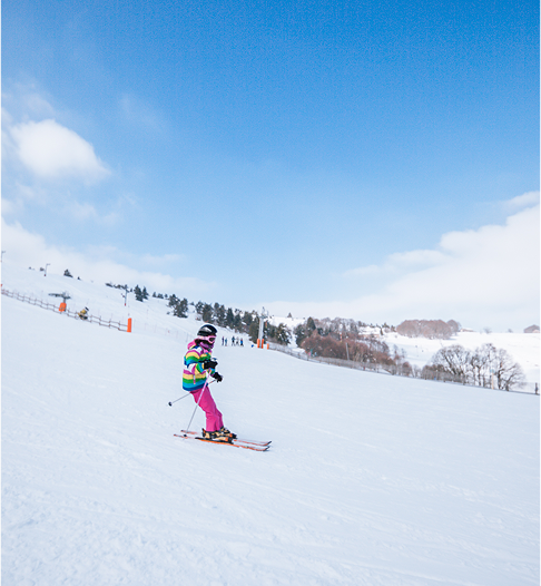Enfant en ski alpin sur une piste enneigée à Prabouré.